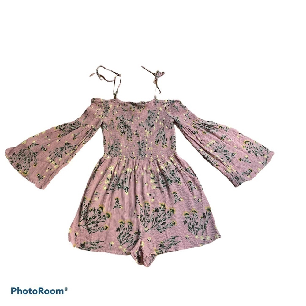 AQUA pink floral long bell sleeve cold shoulder shorts romper woman’s size xs